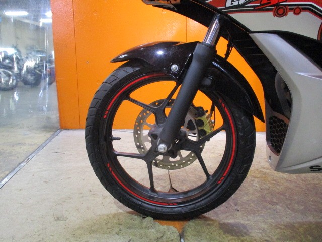 ホイールもこの通り状態グッド！車両重量僅か１４０ｋｇ！これは軽い！本当に乗り易い一台ですよ！！